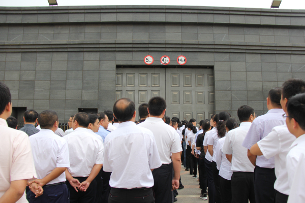 圖為領(lǐng)導(dǎo)干部在監(jiān)獄“高墻”下接受教育.jpg 圖為領(lǐng)導(dǎo)干部在監(jiān)獄“高墻”下接受教育.jpg