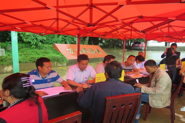 縣紀(jì)委書記接訪.jpg 縣紀(jì)委書記接訪.jpg