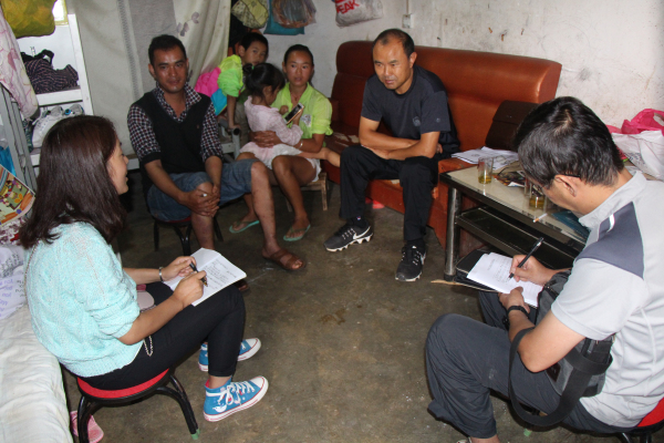 深入群眾家中核查情況.jpg 深入群眾家中核查情況.jpg