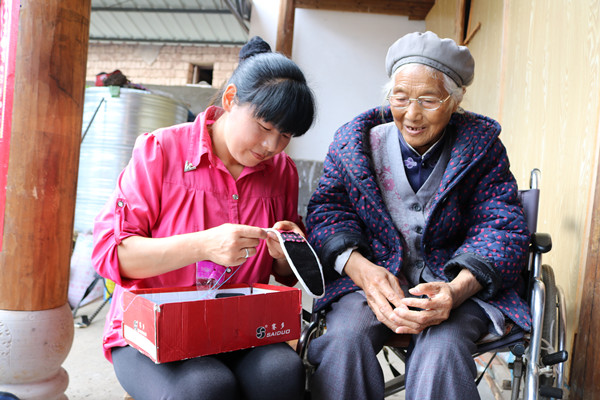 1楊會(huì)春老黨員指導(dǎo)孫媳納鞋墊_副本.jpg 1楊會(huì)春老黨員指導(dǎo)孫媳納鞋墊_副本.jpg