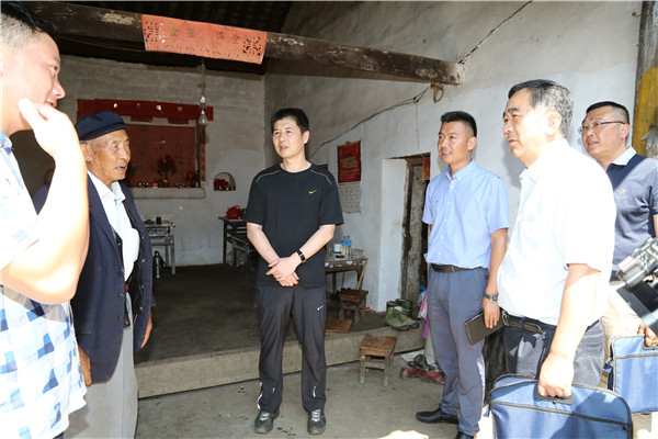 圖4:檢查組入戶走訪貧困戶.jpg 圖4:檢查組入戶走訪貧困戶.jpg