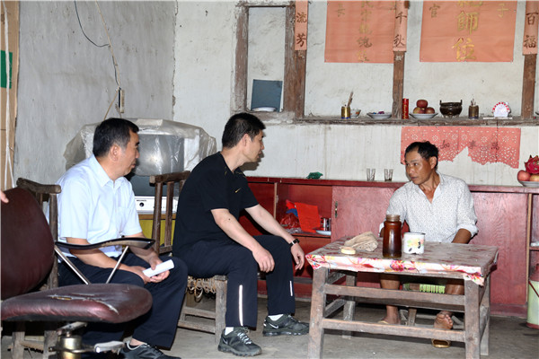 圖5:檢查組入戶座談.jpg 圖5:檢查組入戶座談.jpg