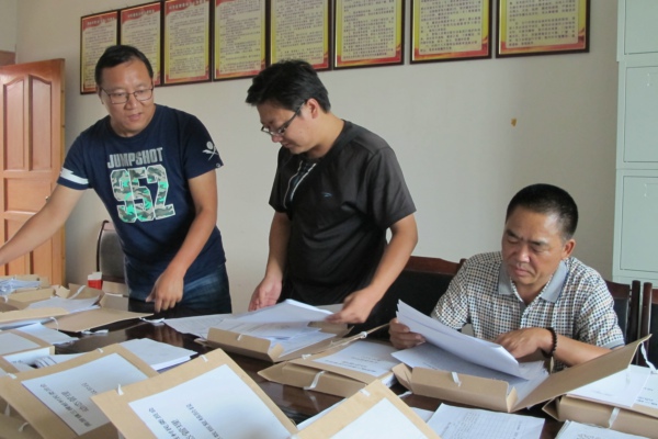 寧洱縣紀委工作人員在思茅區(qū)南屏鎮(zhèn)三棵樁村檢查_5720.jpg 寧洱縣紀委工作人員在思茅區(qū)南屏鎮(zhèn)三棵樁村檢查_5720.jpg