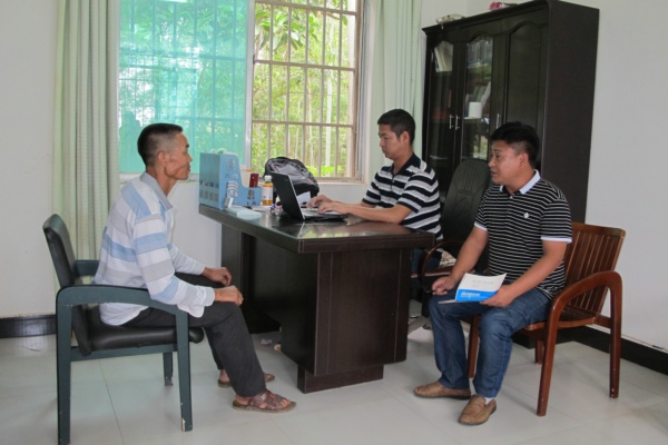 墨江縣紀委工作人員在景谷縣威遠鎮(zhèn)民利村與相關人員談話_5836.jpg 墨江縣紀委工作人員在景谷縣威遠鎮(zhèn)民利村與相關人員談話_5836.jpg