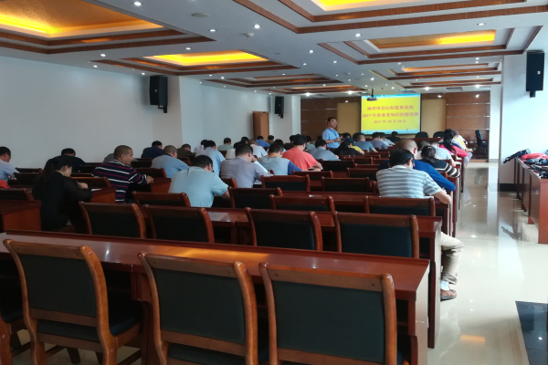 嚴格監(jiān)考.jpg 嚴格監(jiān)考.jpg