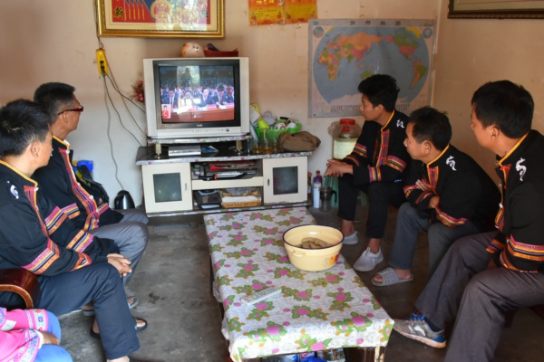 村監(jiān)督委會(huì)主任和村民一起收看.jpg