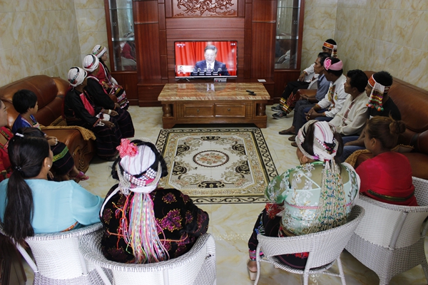 白巖村德昂族群眾_副本.jpg 白巖村德昂族群眾_副本.jpg