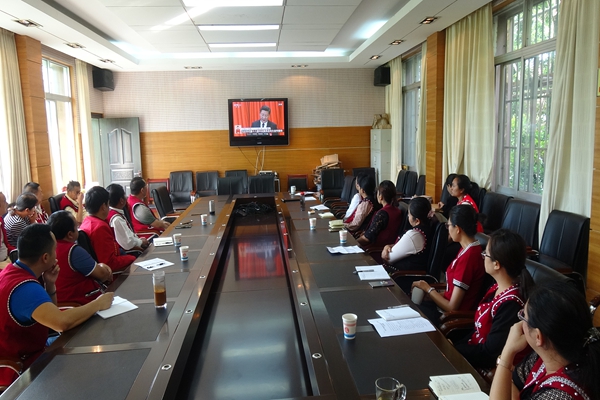 紀(jì)檢監(jiān)察干部觀看黨的十九大_副本.jpg 紀(jì)檢監(jiān)察干部觀看黨的十九大_副本.jpg