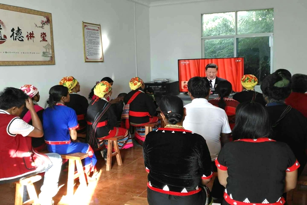 滄源自治縣糯良村觀看黨的十九大_副本.jpg 滄源自治縣糯良村觀看黨的十九大_副本.jpg