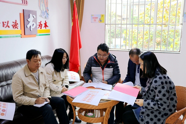 臨時(shí)黨支部第一課:黨的十九大召開(kāi)后,馬龍縣紀(jì)委迅速掀起學(xué)習(xí)熱潮。結(jié)合正在開(kāi)展的第四輪巡察,將十九大《報(bào)告》及《一圖看懂十九大報(bào)告》印發(fā)到每個(gè)巡察組臨時(shí)黨支部,讓巡察組成員及時(shí)學(xué)習(xí)十九大精神,并以此為統(tǒng)領(lǐng),把巡察工作做深、做細(xì)、做實(shí),為人民群眾交上一份合格答卷。_副本_副本.jpg 臨時(shí)黨支部第一課:黨的十九大召開(kāi)后,馬龍縣紀(jì)委迅速掀起學(xué)習(xí)熱潮。結(jié)合正在開(kāi)展的第四輪巡察,將十九大《報(bào)告》及《一圖看懂十九大報(bào)告》印發(fā)到每個(gè)巡察組臨時(shí)黨支部,讓巡察組成員及時(shí)學(xué)習(xí)十九大精神,并以此為統(tǒng)領(lǐng),把巡察工作做深、做細(xì)、做實(shí),為人民群眾交上一份合格答卷。_副本_副本.jpg