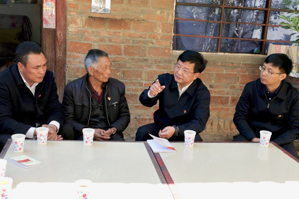 楚雄:州委書(shū)記走訪慰問(wèn)困難群體時(shí)指出“要以鐵肩扛起全面從嚴(yán)治黨的政治責(zé)任” 1.jpg 楚雄:州委書(shū)記走訪慰問(wèn)困難群體時(shí)指出“要以鐵肩扛起全面從嚴(yán)治黨的政治責(zé)任” 1.jpg