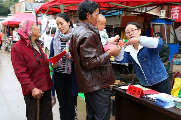 縣紀檢干部在活水鄉黑木村開展一線接訪活動 3_副本.jpg