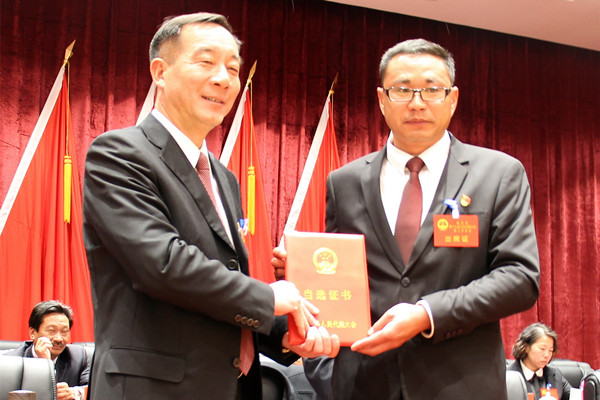 鶴慶縣委書記陳紹明為字桂榮頒發當選證書_副本.jpg 鶴慶縣委書記陳紹明為字桂榮頒發當選證書_副本.jpg