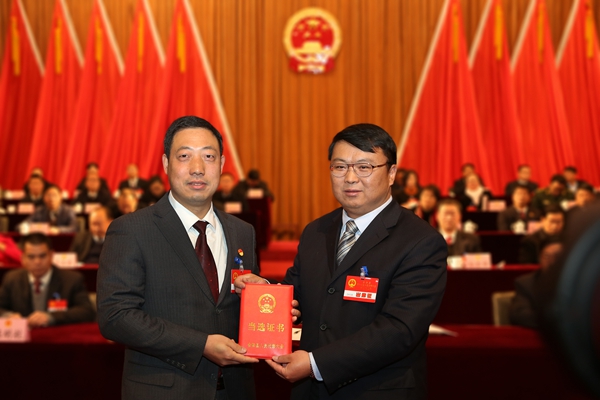 (600X400)會(huì)澤縣人大常委會(huì)主任劉祖銘向縣監(jiān)察委員會(huì)主任胡光泉頒發(fā)證書.jpg (600X400)會(huì)澤縣人大常委會(huì)主任劉祖銘向縣監(jiān)察委員會(huì)主任胡光泉頒發(fā)證書.jpg