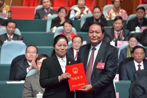 頒發當選證書.jpg 頒發當選證書.jpg