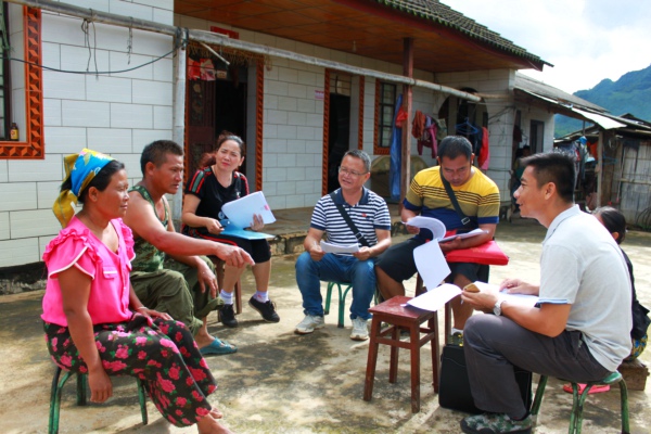 景信鄉(xiāng)督察組入戶了解堅果苗發(fā)放情況.jpg 景信鄉(xiāng)督察組入戶了解堅果苗發(fā)放情況.jpg