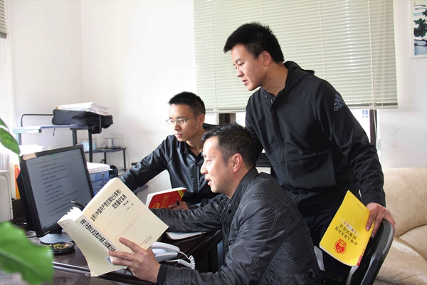 5《監(jiān)察法》公布后，麒麟?yún)^(qū)紀委監(jiān)委的轉(zhuǎn)隸干部對照《中國共產(chǎn)黨紀律處分條例》等黨紀黨規(guī)，紀檢干部拿出《刑法》《刑事訴訟法》等法律書籍，認真深入學(xué)習(xí)《監(jiān)察法》。全體干部通過共同學(xué)習(xí)、取長補短，進一步加快融合、全面提升，努力成為紀法皆通的復(fù)合型紀檢監(jiān)察干部。_副本.jpg