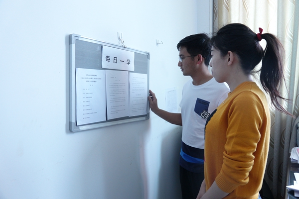 10德宏州梁河縣紀委制作“每日一學(xué)”展板，粘貼《中華人民共和國監(jiān)察法》原文，要求紀檢監(jiān)察干部每天逐字逐句研讀條款，學(xué)習(xí)好、貫徹好、執(zhí)行好國家監(jiān)察法，肩負起憲法和監(jiān)察法賦予的神圣職責(zé)。 _副本.jpg