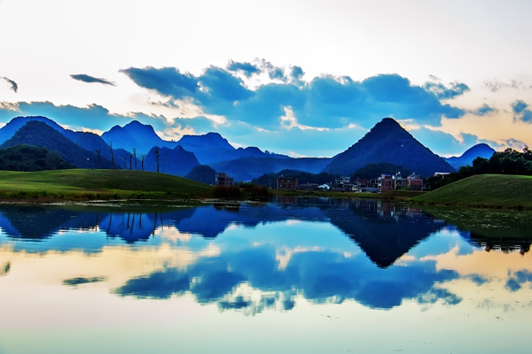 6.寧靜的小山村。晨霧中的小山村倒映在湖水中,清澈如鏡,如云幻動,別有一方風情。_副本.jpg 6.寧靜的小山村。晨霧中的小山村倒映在湖水中,清澈如鏡,如云幻動,別有一方風情。_副本.jpg
