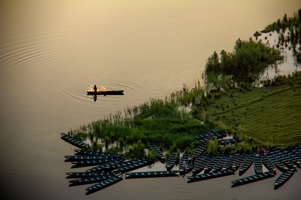 9.暮歸船夫。送完最后一批游客,漁夫整理下船務就可以回家了。_副本.jpg 9.暮歸船夫。送完最后一批游客,漁夫整理下船務就可以回家了。_副本.jpg