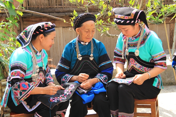 筆墨無功吐徑絕  代代相承傳薪火_副本.jpg