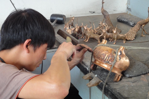 精心雕刻斑銅工藝品昆明富民_副本.jpg
