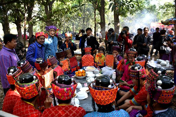 林間蒙面情歌會,各路攝影愛好者長槍短炮,爭相拍攝,留下這一美好瞬間。_副本.jpg 林間蒙面情歌會,各路攝影愛好者長槍短炮,爭相拍攝,留下這一美好瞬間。_副本.jpg