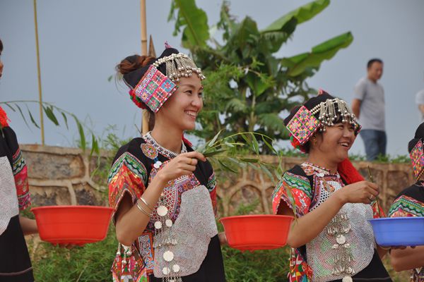 圖1:柳枝輕點雄黃水,驅邪納福過端陽_副本.jpg 圖1:柳枝輕點雄黃水,驅邪納福過端陽_副本.jpg