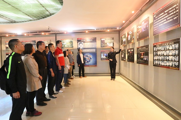 參觀警示教育基地.jpg 參觀警示教育基地.jpg