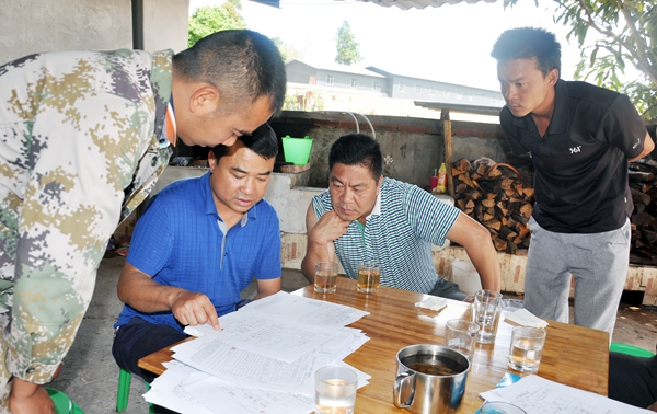 2017年4月18日縣委常委、縣紀委書記李春海到掛鉤普義鄉,抽查、核實建檔立卡戶信息。_副本.jpg 2017年4月18日縣委常委、縣紀委書記李春海到掛鉤普義鄉,抽查、核實建檔立卡戶信息。_副本.jpg