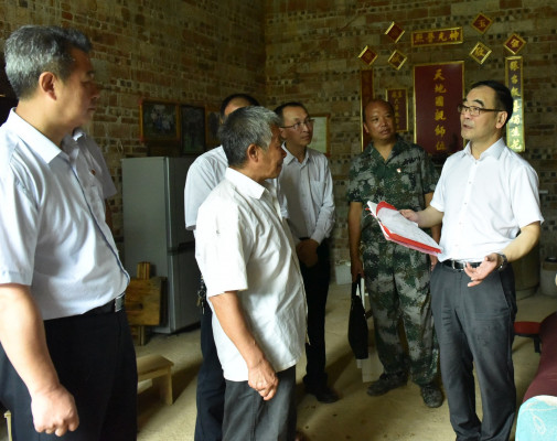 省委常委、省紀委書記、省監委主任馮志禮到廣南縣蓮城鎮岜奪村委會石洞村小組走訪掛鉤農戶 (6)_副本.jpg 省委常委、省紀委書記、省監委主任馮志禮到廣南縣蓮城鎮岜奪村委會石洞村小組走訪掛鉤農戶 (6)_副本.jpg