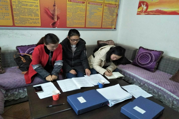 馬關(guān)縣紀(jì)委監(jiān)委考核組在縣機(jī)關(guān)工委查看派出紀(jì)工委監(jiān)督工作臺(tái)賬資料.jpg 馬關(guān)縣紀(jì)委監(jiān)委考核組在縣機(jī)關(guān)工委查看派出紀(jì)工委監(jiān)督工作臺(tái)賬資料.jpg