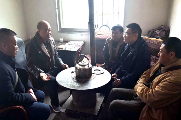 圖6：彝良縣檢查組到村檢查駐村干部及村干部到崗情況 (2).jpg