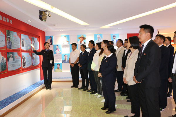 雙柏:百名紀檢干部到州反腐倡廉教育基地接受廉政警示教育.jpg 雙柏:百名紀檢干部到州反腐倡廉教育基地接受廉政警示教育.jpg