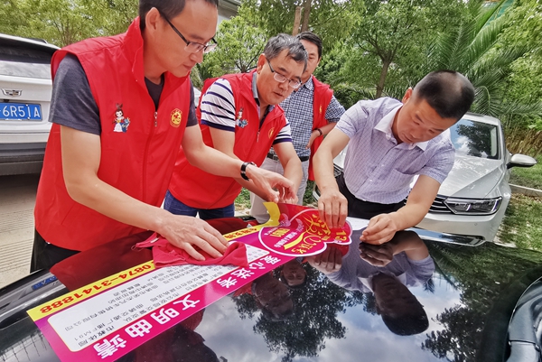 曲靖:“愛心送考”第五載 “護航”考生再出發_副本.jpg 曲靖:“愛心送考”第五載 “護航”考生再出發_副本.jpg