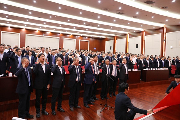 集團領導班子帶領參會人員重溫入黨誓詞.jpg 集團領導班子帶領參會人員重溫入黨誓詞.jpg