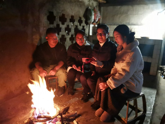 臨滄市耿馬縣四排山鄉紀委走訪老寨村新寨三組田忠明家時觀看《清流毒-云南在行動》第三集 清“大師” 辨掮客 凈土壤。.jpg