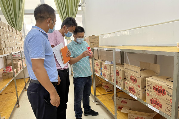 芒市:疫情防控一線監(jiān)督在行動