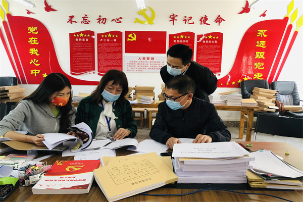饒劍磊，區委第四巡察組同財務組就市生態環境局五華分局及下屬執法大隊和環境監測站發現問題進行討論分析。.jpg