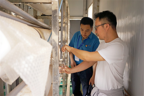 余伃，區委第四巡察組到西郊垃圾填埋場檢查地下污水監測井內的水質情況.jpg